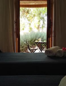 レイタニにあるVilla San Lorenzoのベッドルーム1室(ベッド1台付)、窓(テーブル付)