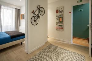 フンシャルにあるBAYLEAF Apartments - Apartamento do Tempoのベッドルーム1室(壁に自転車を掛ける)