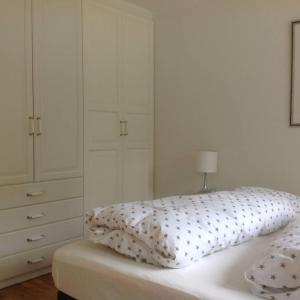 - une chambre avec un lit doté d'un oreiller et d'une commode dans l'établissement Beautiful Apartment in a Great Location, à Bergen