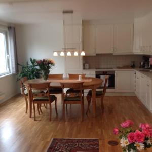 une cuisine avec une table et des chaises en bois ainsi qu'une salle à manger dans l'établissement Beautiful Apartment in a Great Location, à Bergen