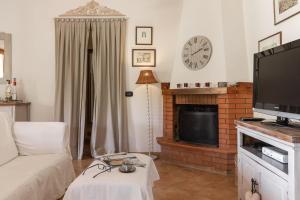 a living room with a couch and a clock on the wall at Villa Cita in Itri
