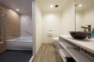 La salle de bains est pourvue d'un lavabo, d'une baignoire et de toilettes. dans l'établissement Shizutetsu Hotel Prezio Kyoto Shijo, à Kyoto