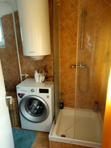 ザラカロシュにあるKaros Centrál Apartmanházのバスルーム(洗濯機、シャワー付)