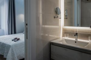 a bathroom with a sink and a mirror at Apartamentos Turísticos Moret 11 - 1C in Cáceres +13 photos