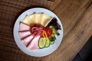 Makanan di atau berdekatan rumah tamu ini