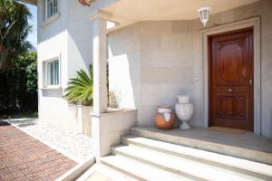 una casa con una porta e due vasi sul portico di Canido, Vigo, Rias Baixas a Oya