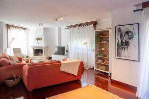 ein Wohnzimmer mit einem roten Sofa und einem Kamin in der Unterkunft Canido, Vigo, Rias Baixas in Oya