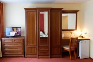 TV a/nebo společenská místnost v ubytování Hotel KAMU GARNI