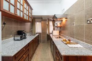 Kuchyň nebo kuchyňský kout v ubytování CySuites Apartment Hotel