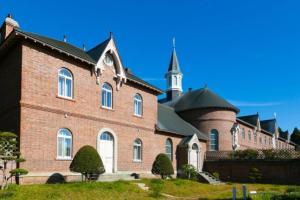 un gran edificio de ladrillo con una torre encima en Hakodate Stoke Hills, en Hakodate