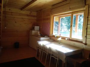 - une cuisine avec une table et une fenêtre dans une cabine dans l'établissement Alisa kviečia., à Juodalaukiai