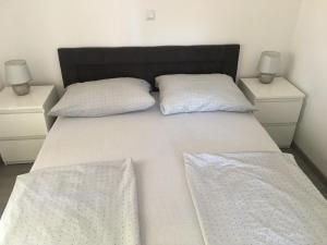 Posteľ alebo postele v izbe v ubytovaní Apartmani Eden Vrsi Mulo