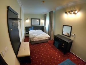 um quarto de hotel com duas camas e um espelho em Casa Bucovineana em Suceava