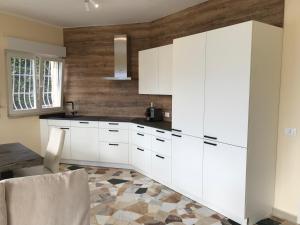 Afbeelding uit fotogalerij van Moderne Ferienwohnung mit Traumseeblick Lago Maggiore in Luino