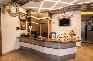 recepción en un restaurante con reloj en la pared en Aishwarya Residency, en Mysore