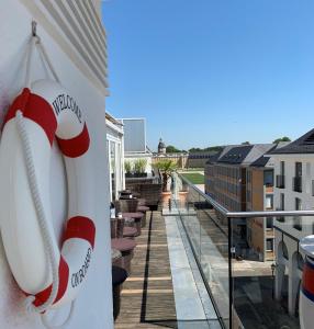 卡爾斯魯厄的住宿－埃姆馬克特酒店，阳台的墙上配有古柯可乐毛巾