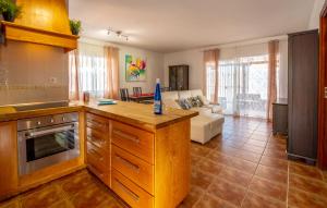 cocina y sala de estar con sofá y mesa en Villa Rosa, en Callao Salvaje