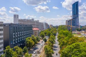 uma cidade com edifícios altos e uma rua com árvores em Q Hotel Plus Wrocław em Breslávia