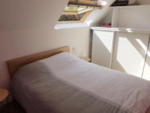 Dormitorio pequeño con cama en el ático en Gite de Beg Menez Le 14 - Gite à la Forêt Fouesnant, en La Forêt-Fouesnant