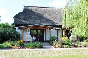 Aed väljaspool majutusasutust Zur Alten Boddenfischerei Ferienwohnung Zander