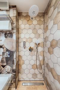 y baño con ducha y paredes de azulejos. en Falenty Biznes i Wypoczynek, en Raszyn