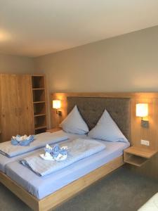 1 dormitorio con 1 cama grande y toallas. en Appartementhaus Felicitas, en Willingen