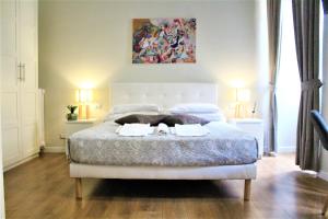 1 dormitorio con 1 cama con 2 toallas en The Castle Inside Rome, en Roma