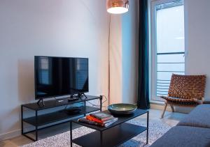 TV a/nebo společenská místnost v ubytování Smartflats - EU Commission