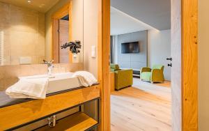 Elle comprend un salon et une salle de bains pourvue d'un lavabo. dans l'établissement Gasthof Furtner, à Rohr im Gebirge