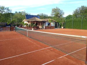 Penzion Pod Hradem tesisi ve yakınında tenis ve/veya squash olanakları