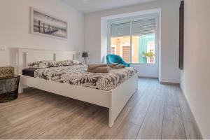 En eller flere senge i et værelse på Luxury Holiday Apartment Pozo I