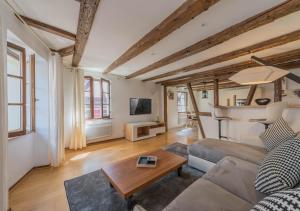 - un salon avec un canapé et une table dans l'établissement Le Carré d'or - Appartement avec vue Cathédrale, à Strasbourg
