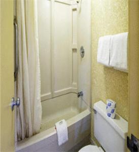 y baño con bañera, aseo y ducha. en Americas Best Value Inn & Suites in Murfreesboro, en Murfreesboro