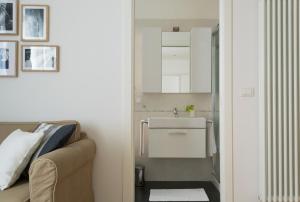 łazienka z umywalką i kanapą w obiekcie HouSmart Nazario Sauro 15 w Bolonii