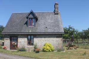 ヴィールにあるRomantic Cottageの黒屋根の小石造りの家