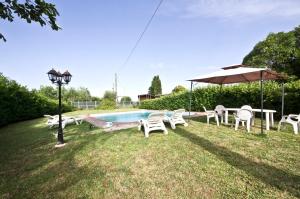 The swimming pool at or close to Agriturismo La Magione