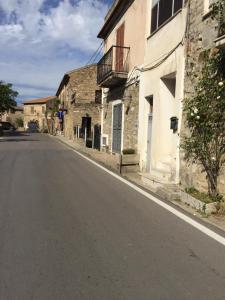 una calle vacía al lado de un viejo edificio de piedra en Home del Conte, en Montecorice