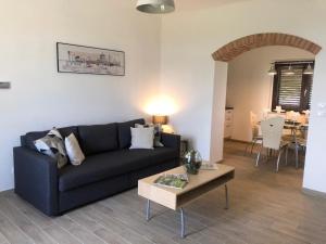 uma sala de estar com um sofá preto e uma mesa em Casa Belfi em Castilenti