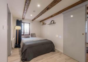 1 dormitorio con 1 cama en la esquina de una habitación en Le Carré d'or - Appartement avec vue Cathédrale en Estrasburgo