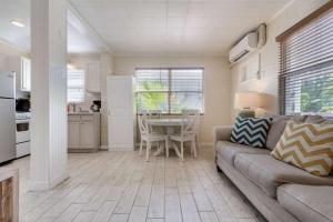 een woonkamer met een bank en een tafel bij Mulberry Cottage in Siesta Key