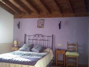 เตียงในห้องที่ Casa Rural El Molinero