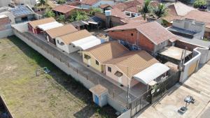una vista aérea de un grupo de casas con techos en Casa mobiliada, en Três Lagoas
