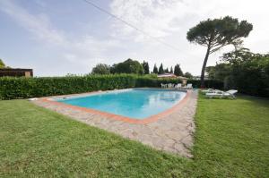 The swimming pool at or close to Agriturismo La Magione