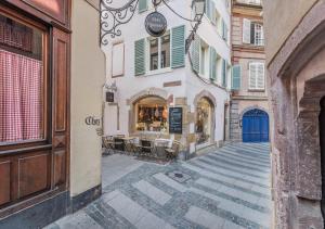 un callejón en una ciudad con una tienda en Le Carré d'or - Appartement avec vue Cathédrale, en Estrasburgo