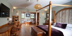 um quarto com uma cama e uma banheira num quarto em Black Horse Beamish em Stanley
