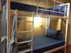 a bunk bed in a room with a bunk bedutenewayewayangering at Anya House in Thongsala
