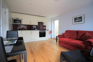 A kitchen or kitchenette at Beautiful Modern Apartment in Bath