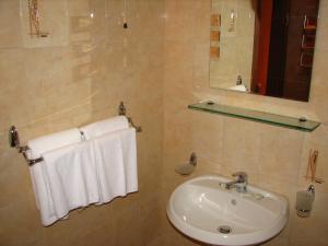 バンスコにあるAntilia Aparthotelのバスルーム(シンク、鏡、タオル付)
