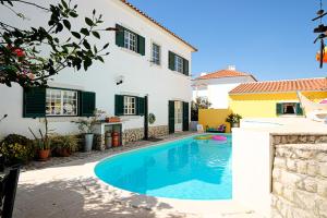 a swimming pool in front of a house at Villa Terra Da Eira in Mafra