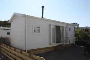 Bygningen som campingplassen ligger i